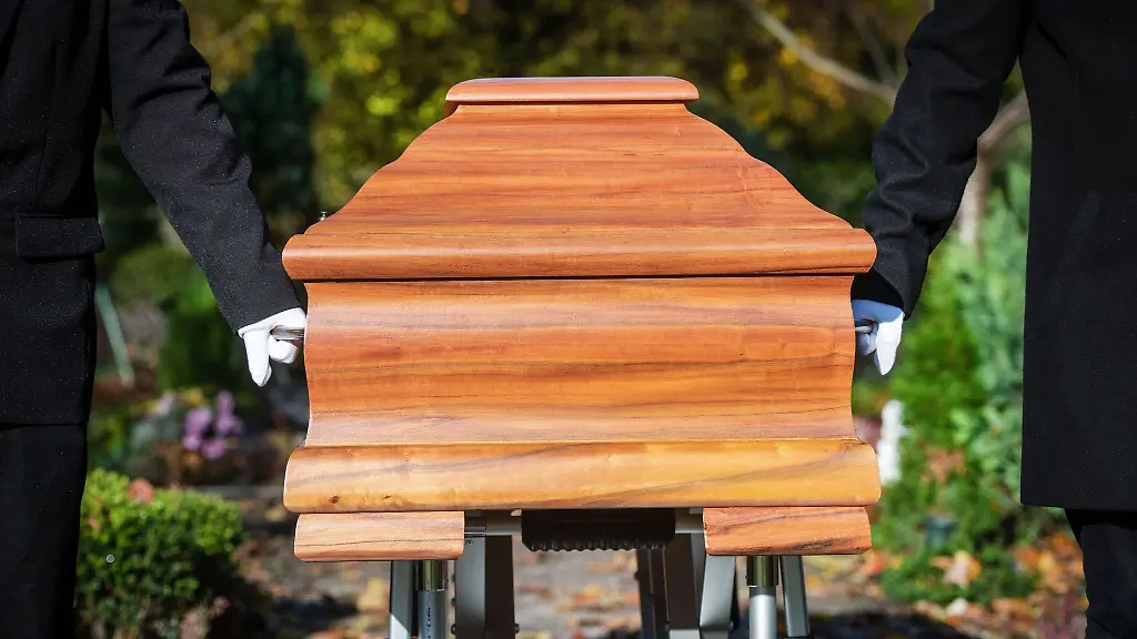 Sargtraeger-schieben-einen-Sarg