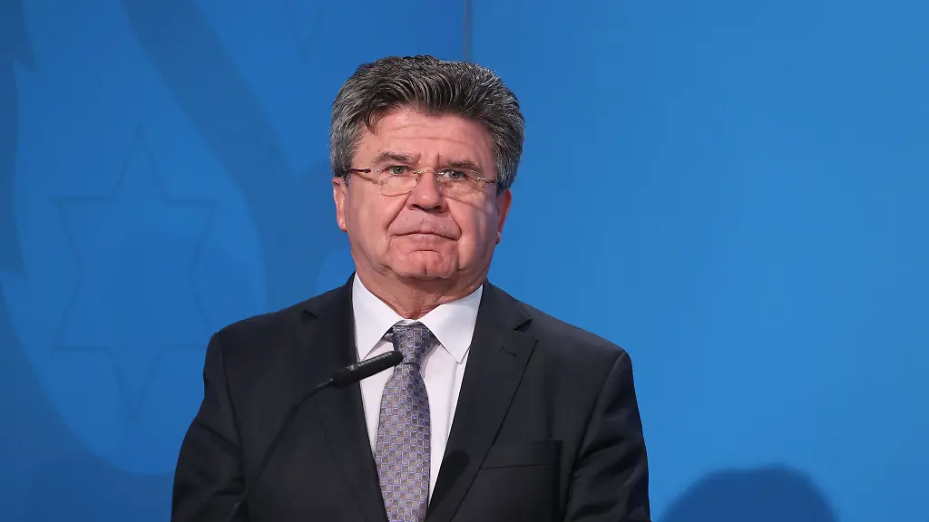 Michael-Brychcy-Kommunalpolitiker-der-CDU-spricht-bei-einer-Regierungs-Pressekonferenz