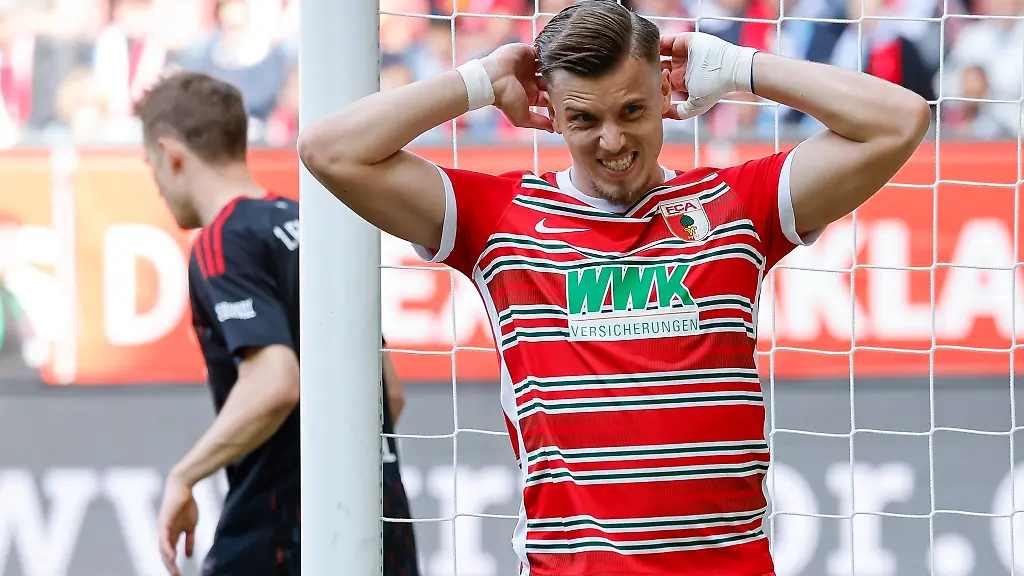 Der-Augsburger-Ermedin-Demirovic-reagiert-auf-seine-vergebene-Torchance