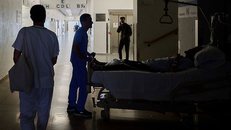 Auch in Kliniken fiel die Energieversorgung aus. Das Krankenhauspersonal konnte dank Notstromaggregaten aber nach einer kurzen Unterbrechung weiterarbeiten.