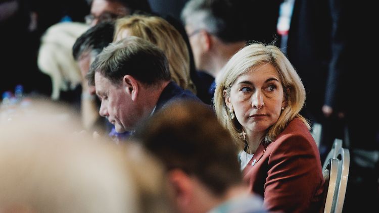 Noch nicht im Amt und schon schrillt der Pieper: Nina Warken bei der Vorstellung der CDU-Minister für das Kabinett von Friedrich Merz. 