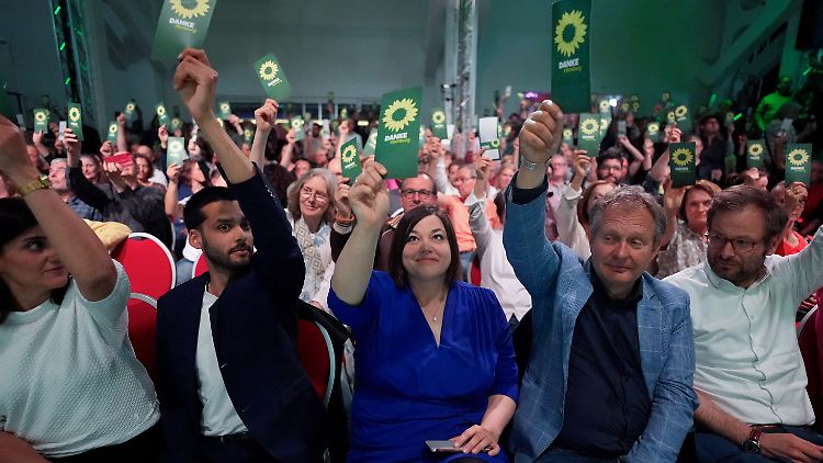 Hamburgs Zweite Bürgermeisterin Katharina Fegebank (Mitte) wird eine von vier grünen Senatoren sein. 