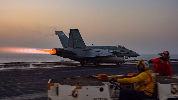 Ein F/A-18-Kampfjet startet von dem Flugzeugträger "USS Harry S. Truman", der gerade im Roten Meer stationiert ist. 
