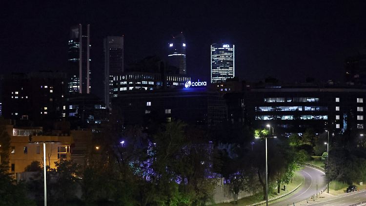Erhellte Hochhäuser in Madrid: Nach neun Stunden Blackout geht der Strom in der spanischen Hauptstadt wieder.