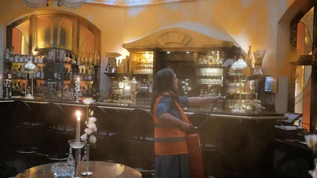 Eine-Aktivistin-der-Letzten-Generation-versprueht-in-einem-Fuenf-Sterne-Hotel-in-Westerland-auf-der-Nordseeinsel-Sylt-Farbe