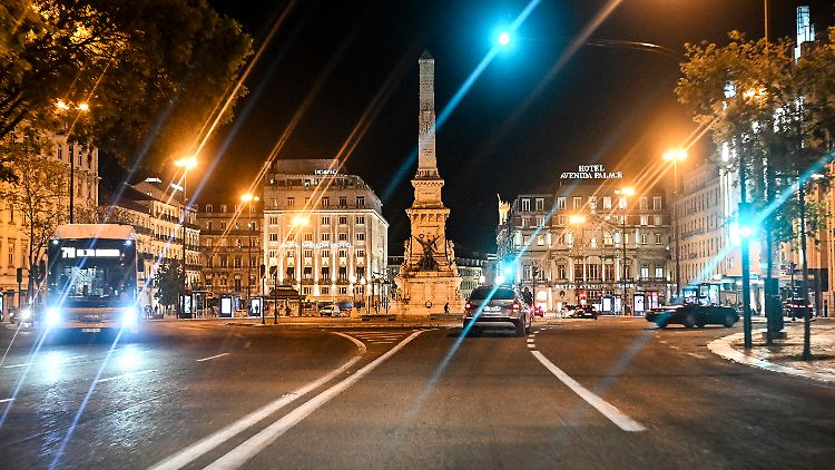 Wieder in voll beleuchteter Pracht: Der Platz der Restauratoren in Lissabon. 