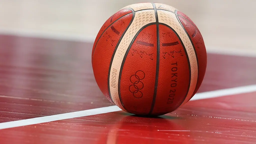Ein-Basketball-liegt-auf-dem-Spielfeld