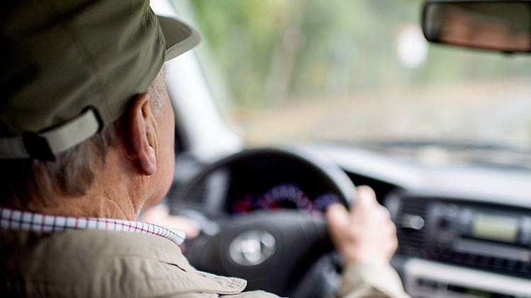 Die Frage stellen sich viele erwachsene Kinder: Wer sagt es Papi, wenn er seinen Führerschein abgeben soll?