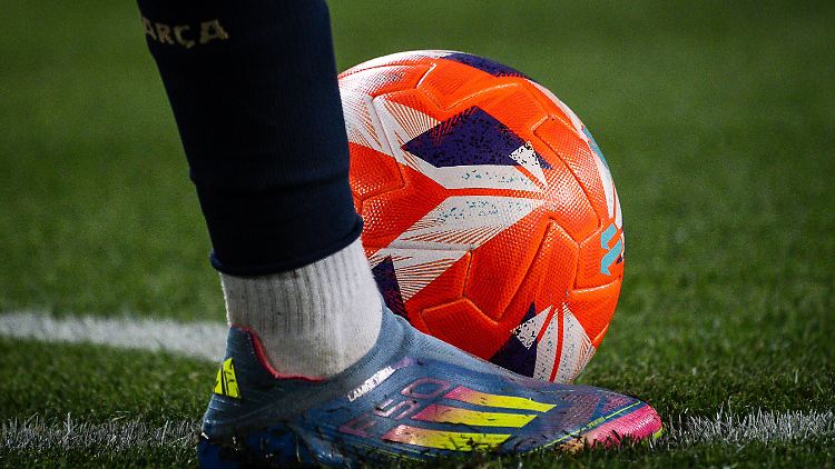 Fußballstar Lamine Yamal trägt Schuhe von Adidas - wie viele andere.