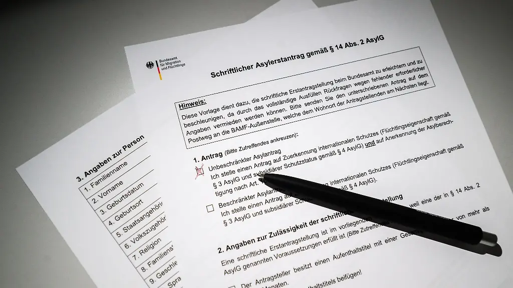 Ein-Stift-liegt-auf-einem-schriftlichen-Asylerstantrag