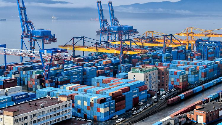 Blick auf das Containerterminal im Handelshafen der Pazifikstadt Wladiwostok. Russlands Wirtschaft könnte bald weiter wachsen. 