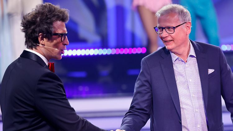 Shakehands zwischen den beiden gab es schon mal bei "Let's Dance" - mehr aber auch nicht: Daniel Hartwich (l.) und Günther Jauch. 