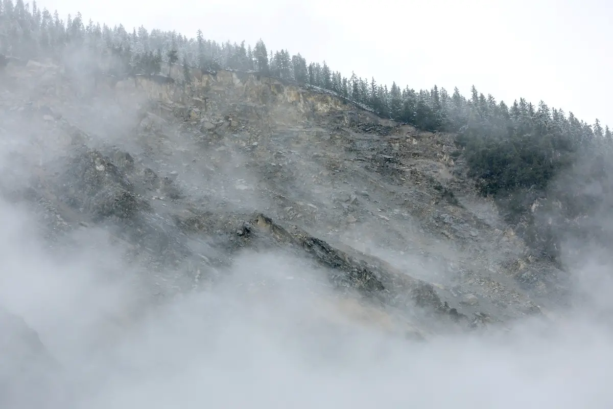 2023-05-11T071453Z-777744550-RC26W0AL7FD1-RTRMADP-3-SWISS-ROCKSLIDE