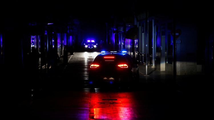 Polizei patrouilliert durch die spanische Stadt Ronda, um etwa Plünderungen und Einbrüche zu verhindern.