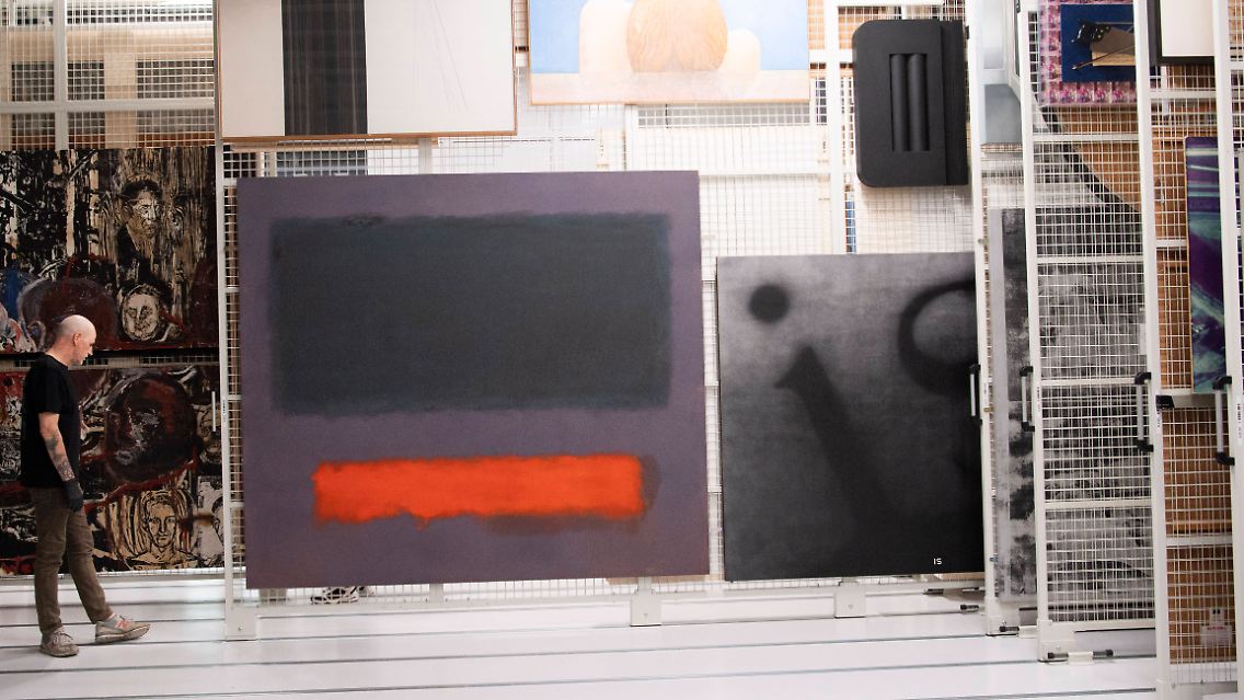 Das Gemälde "Grau, Orange auf Kastanienbraun, Nr. 8" im Museum Boijmans Van Beuningen in Rotterdam.