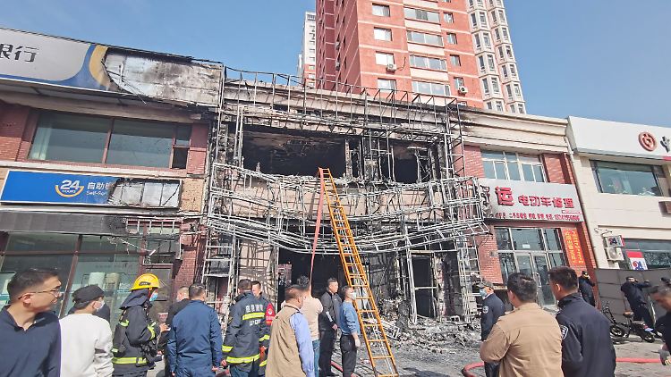 Der Brand brach in einem zweistöckigen Restaurant in Liaoyang aus. 