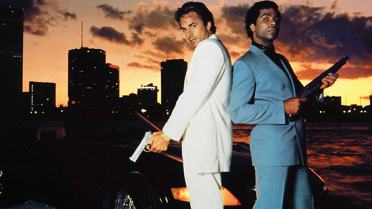 Ihre Uniform war der Designer-Anzug: Don Johnson als "Sonny" Crockett (l.) und Philip Michael Thomas als Ricardo Tubbs.