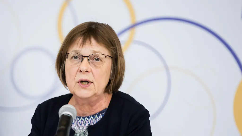 Ursula-Nonnemacher-Buendnis90-Die-Gruenen-Brandenburgs-Ministerin-fuer-Soziales-Gesundheit-Integration-und-Verbraucherschutz-spricht-bei-einer-Presskonferenz