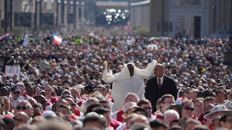 Gläubige aus aller Welt versammelten sich, um dem Papst "vom anderen Ende der Welt" das letzte Geleit zu geben.