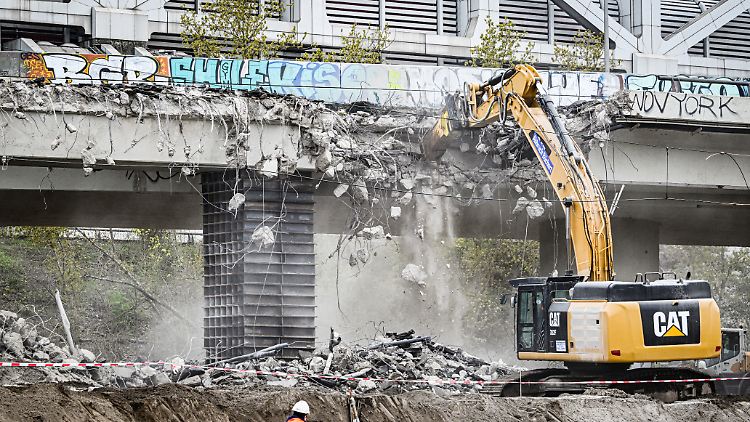 An der A100-Brücke in Berlin wurde vor einem Monat ein Riss entdeckt. Inzwischen steht das Bauwerk nicht mehr.