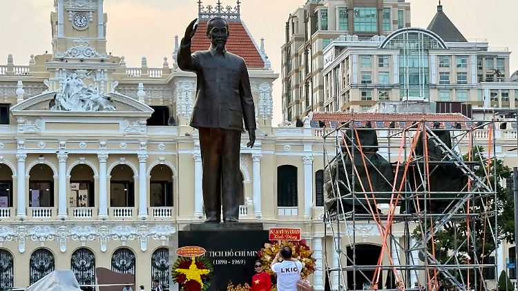 Neben der Statue von Ho-Chi-Minh laufen Vorbereitungen für die Feierlichkeiten zum 50-jährigen Kriegsende. 