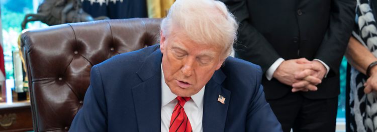 Trumps bevorzugtes Machtmittel: Executive Orders – Dekrete, mit denen er Bundesbehörden direkt anweist und so den Kongress umgeht.