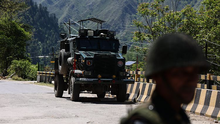 Indiens Militär rückt in der Region Kaschmir an. 