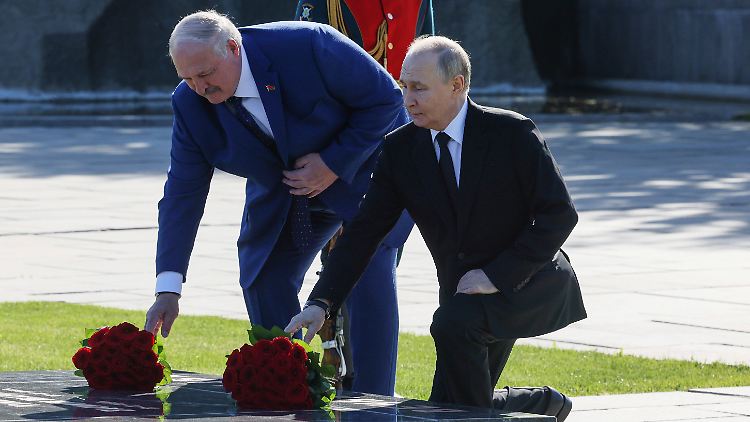 Die beiden Staatschefs legen Blumen auf das Grab eines sowjetischen Soldaten in Wolgograd, ehemals Stalingrad. 