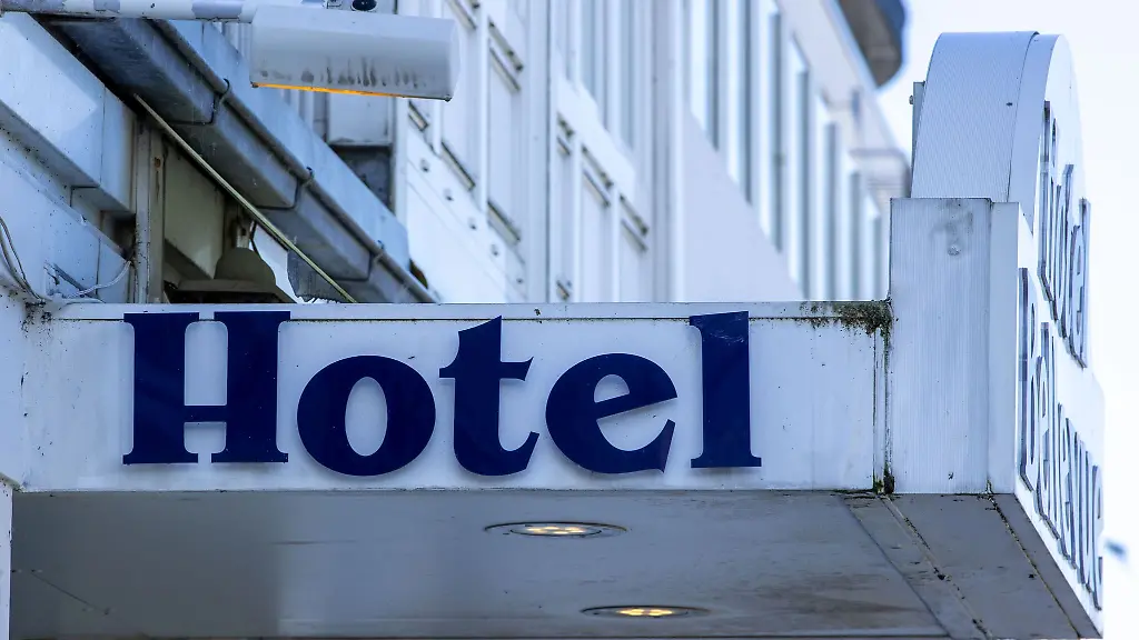 Der-Eingang-zu-einem-Hotel