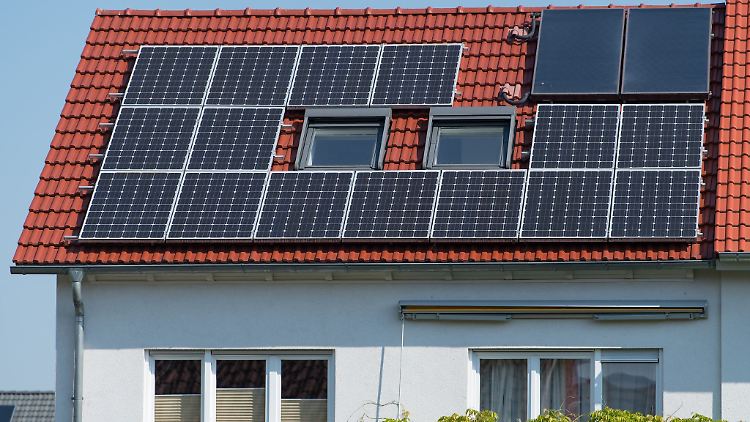 Wer optimal profitieren will, sollte vor der Installation der PV-Anlage darauf achten, in welche Himmelsrichtung das Dach ausgerichtet ist.
