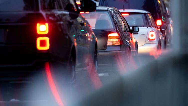 Fast eine Stunde Fahrt für 30 Kilometer - das nervt: Eine doppelte Haushaltsführung rechtfertigt ein anstrengender Arbeitsweg allerdings nicht automatisch. 