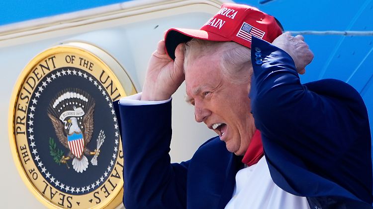 100 Tage im Amt: Trump auf dem Weg zur Feier bei der Landung in Michigan. 
