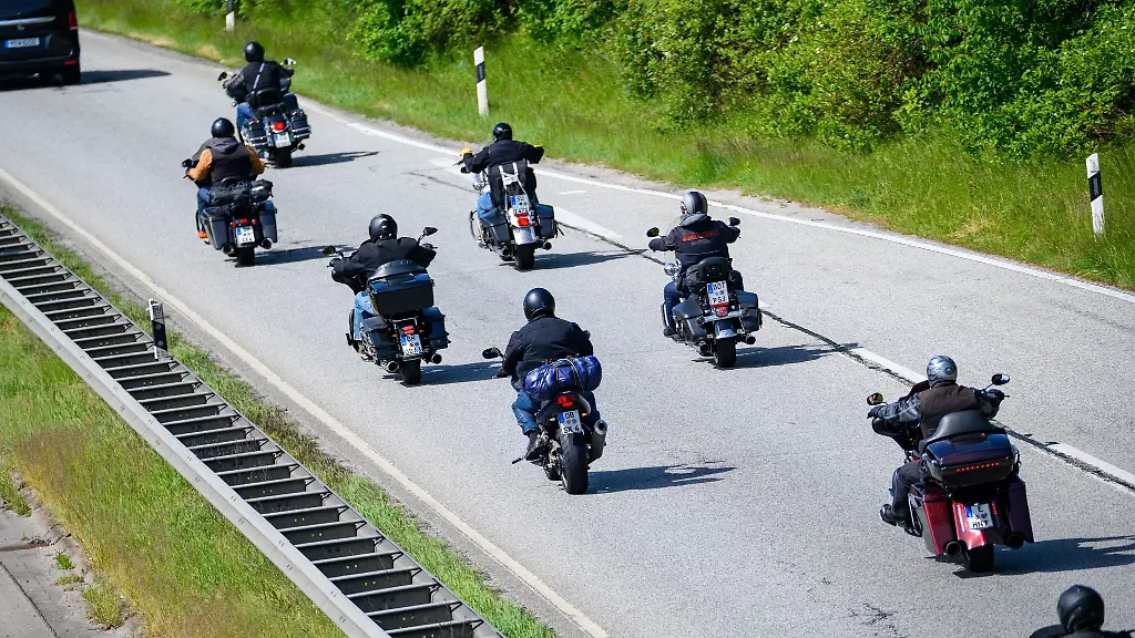 Eine-Gruppe-Motorradfahrer-ist-unterwegs