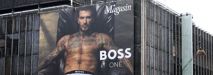 ... und das, obwohl damit bei Gleichaltrigen oft Schluss ist - halbnackt für Mode.