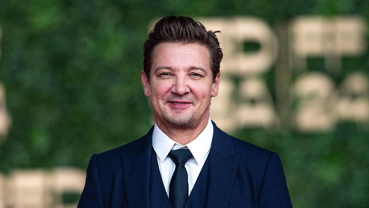Heute ist Jeremy Renner wieder auf den Beinen.