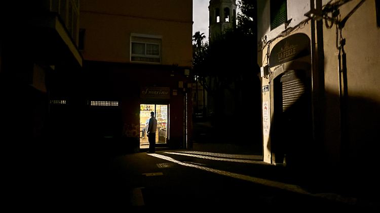 Auch spanische Metropolen wie Barcelona mussten stundenlang ohne Strom ausharren. Die Kneipen waren dennoch geöffnet.