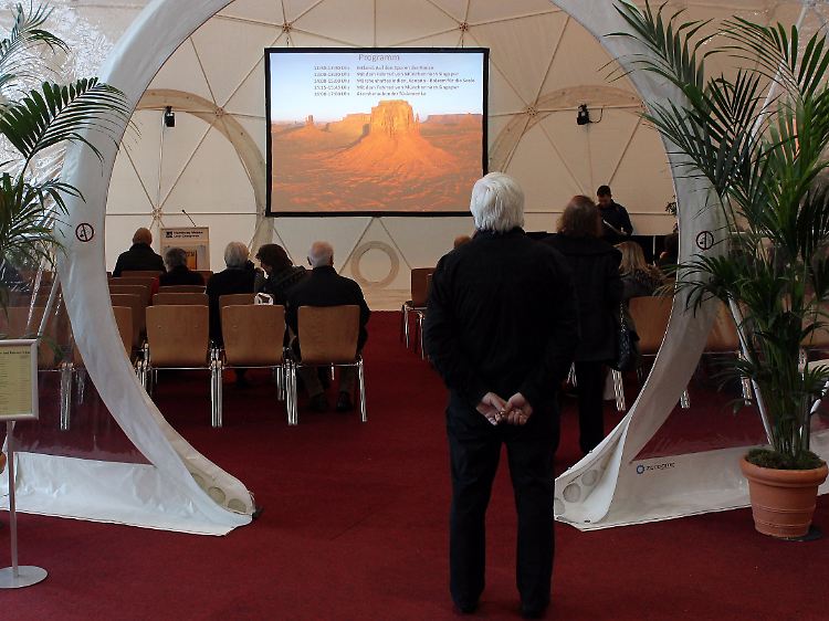 Reiselust ist da: Zelt bei der Reisemesse Hamburg, in dem Reisegeschichten erzählt werden.