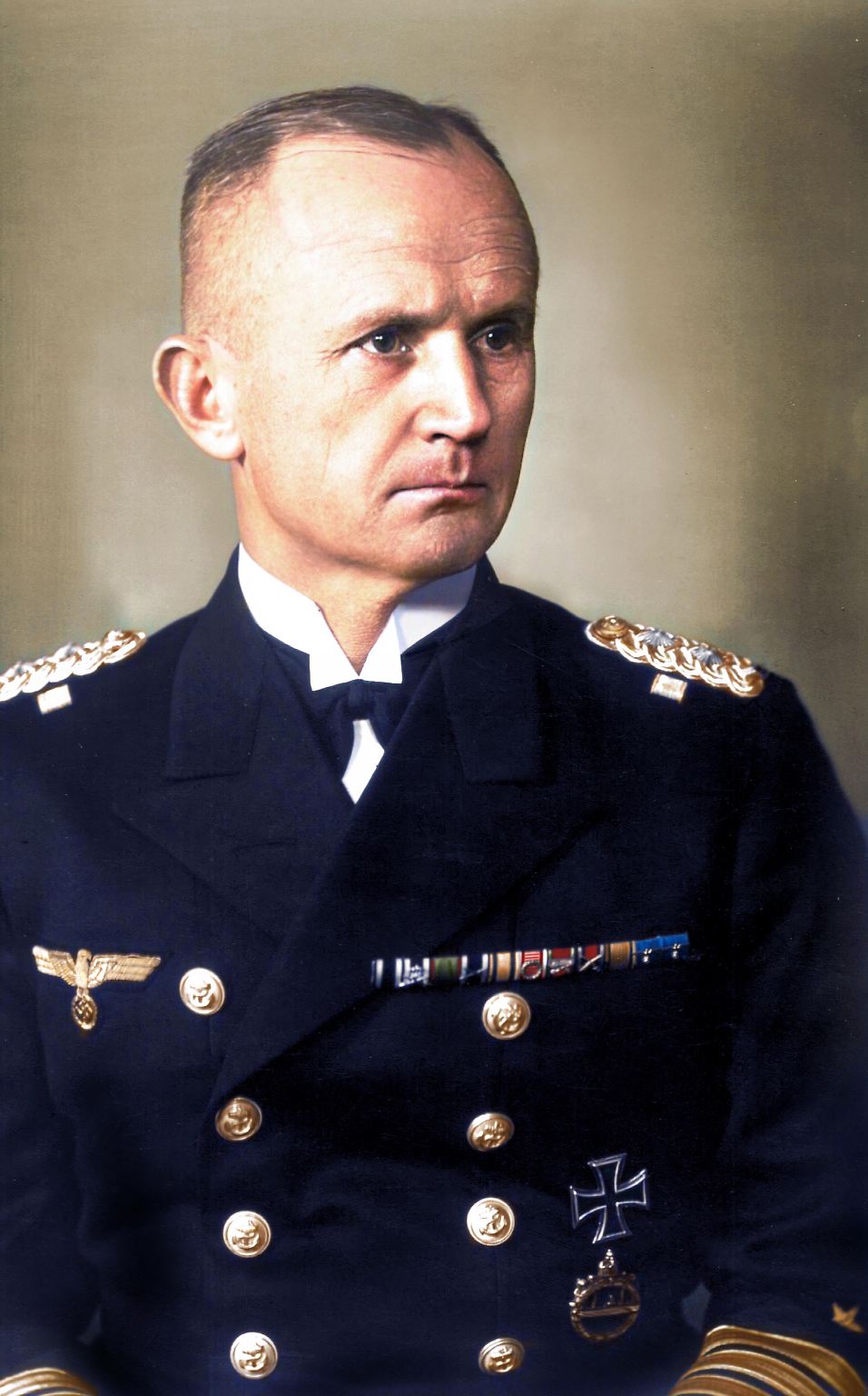 Er gehört weder zur ersten Reihe der Nazi-Größen noch zu den bekanntesten Gesichtern des Regimes. Aber Karl Dönitz ist nicht weniger fanatisch.