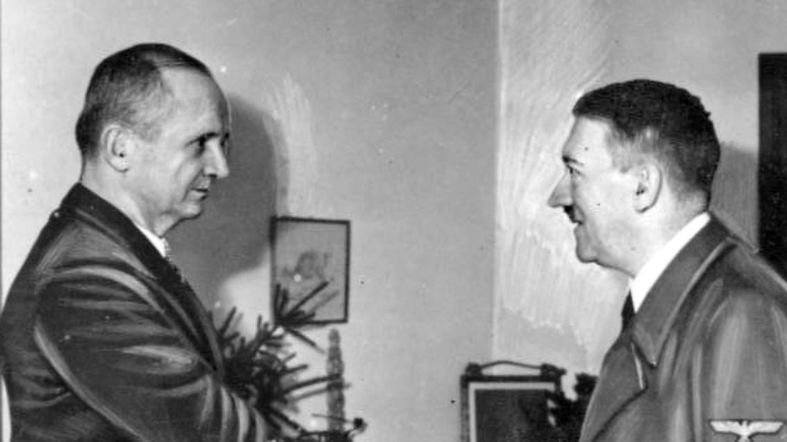 Noch am 20. April 1945 gratuliert der Großadmiral, der inzwischen auch Wehrmacht-Oberbefehlshaber Nordraum ist, Hitler im Führerbunker zum Geburtstag (das Foto zeigt beide wohl 1945 im Bunker).