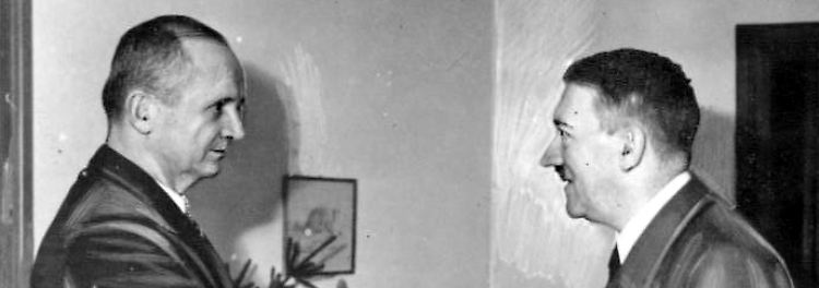 Noch am 20. April 1945 gratuliert der Großadmiral, der inzwischen auch Wehrmacht-Oberbefehlshaber Nordraum ist, Hitler im Führerbunker zum Geburtstag (das Foto zeigt beide wohl 1945 im Bunker).