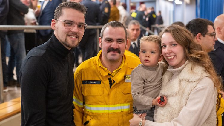 Feuerwehrmann Christoph Reuter (Mitte) und Familie Hoefnagel-Visser beim Neujahrsempfang in Kröv. 
