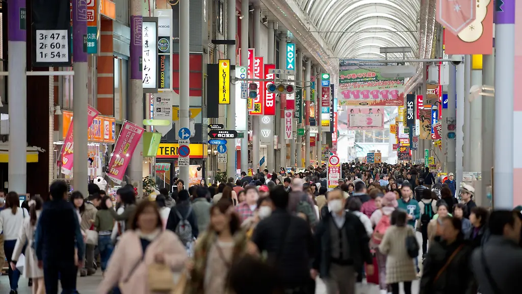 Menschen-in-einer-Einkaufspassage-Die-japanische-Wirtschaft-wird-derzeit-durch-robusten-privaten-Konsum-gestuetzt
