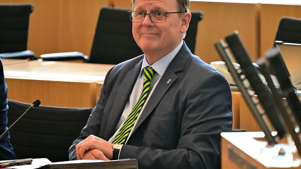 Thueringens-Ministerpraesident-Bodo-Ramelow-sitzt-im-Plenarsaal-des-Thueringer-Landtags