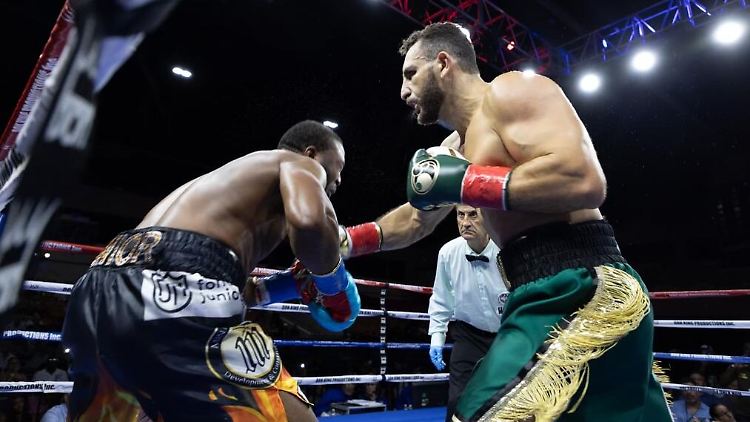 Noel Mikaelian (r.) beim Gewinn des WM-Titels Ende 2023 - es folgte eine Odyssee durch die trüben Gewässer des Boxgeschäfts.
