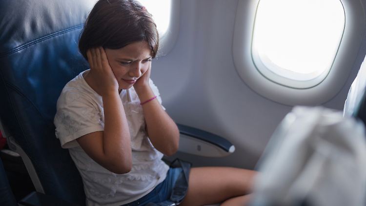 Bei Ohrenschmerzen im Flugzeug kann ein spezielles Gadget helfen.