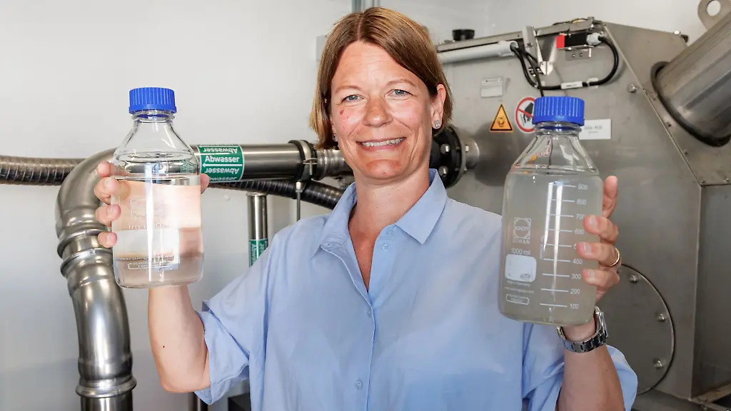 Projektleiterin-Wenke-Schoenfelder-zeigt-das-ankommende-Schmutzwasser-r-und-das-gefilterte-Endprodukt