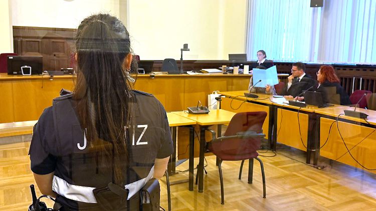 Die 34-Jährige (Mit Mappe vor dem Gesicht) erhielt eine Freiheitsstrafe von zweieinhalb Jahren. 