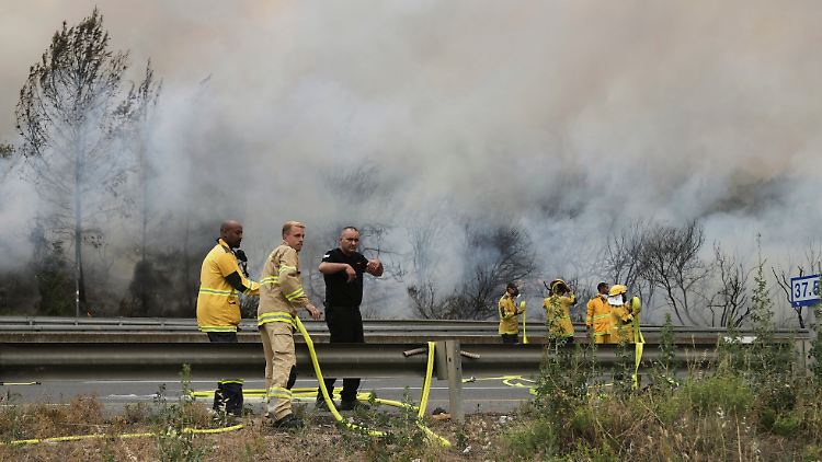 Die Feuerwehr muss mit fünf Brandherden rund um Jerusalem kämpfen. 