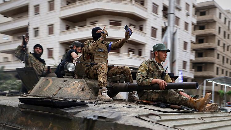 Angehörige der syrischen Sicherheitskräfte rücken nach Zusammenstößen mit drusischen Kämpfern aus.