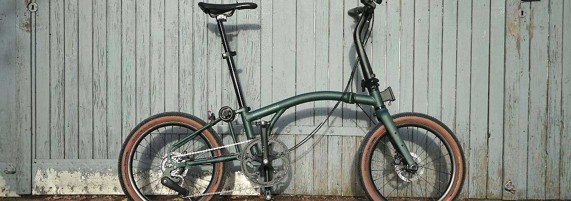 Auf den ersten Blick als ein Brompton zu erkennen: die neue G-Line mit altbekannter Rahmengeometrie, aber auf 20-Zoll-Laufrädern unterwegs.jpg